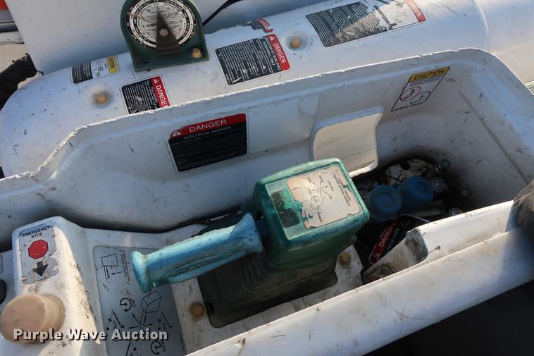 image for item DA6571 2011 International 7400 bucket truck