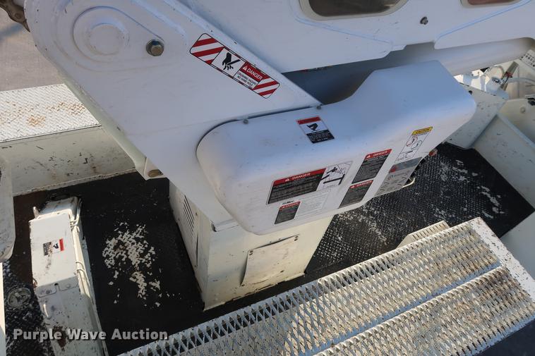 image for item DA6571 2011 International 7400 bucket truck