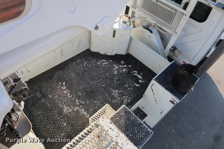 image for item DA6571 2011 International 7400 bucket truck