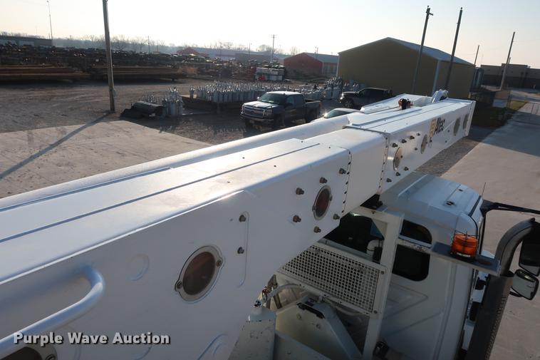 image for item DA6571 2011 International 7400 bucket truck