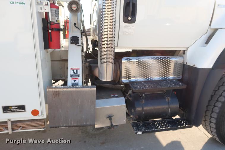 image for item DA6571 2011 International 7400 bucket truck