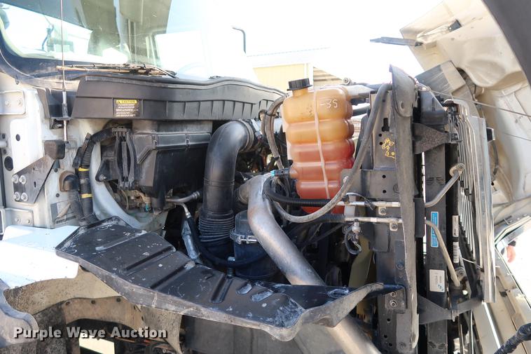 image for item DA6571 2011 International 7400 bucket truck