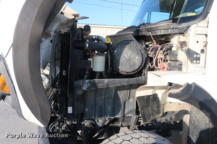 image for item DA6571 2011 International 7400 bucket truck