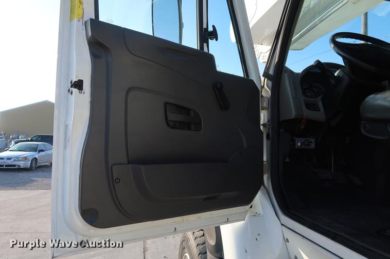 image for item DA6571 2011 International 7400 bucket truck