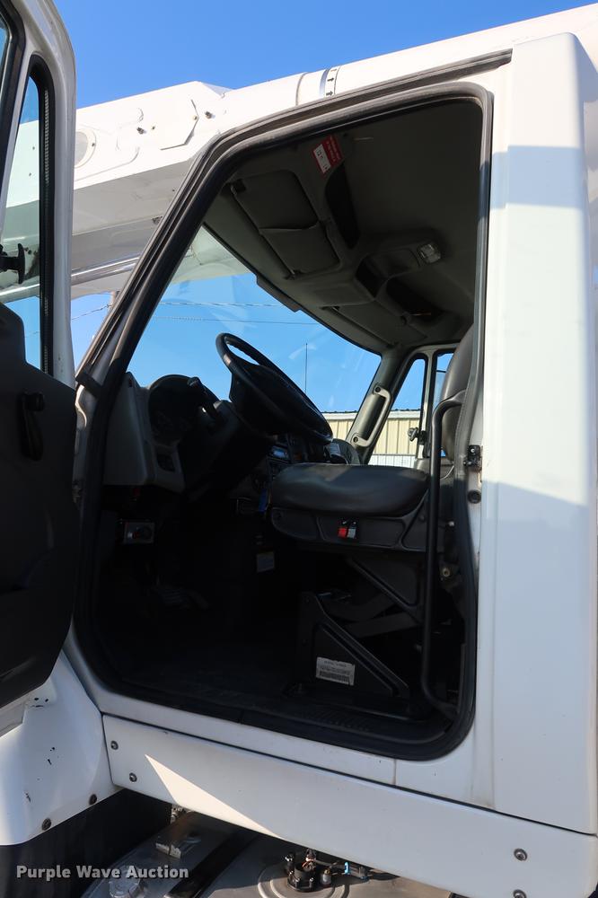 image for item DA6571 2011 International 7400 bucket truck