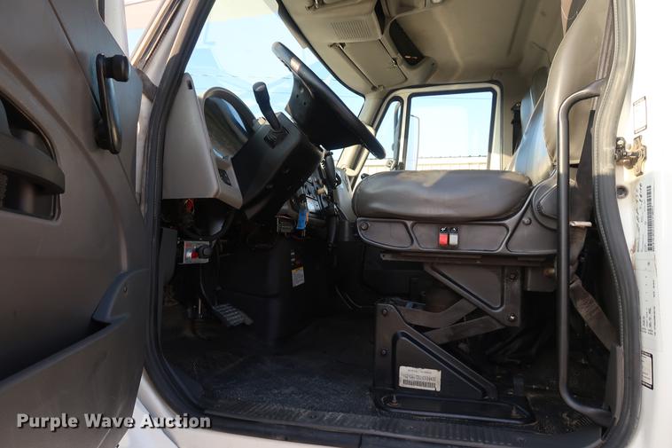 image for item DA6571 2011 International 7400 bucket truck