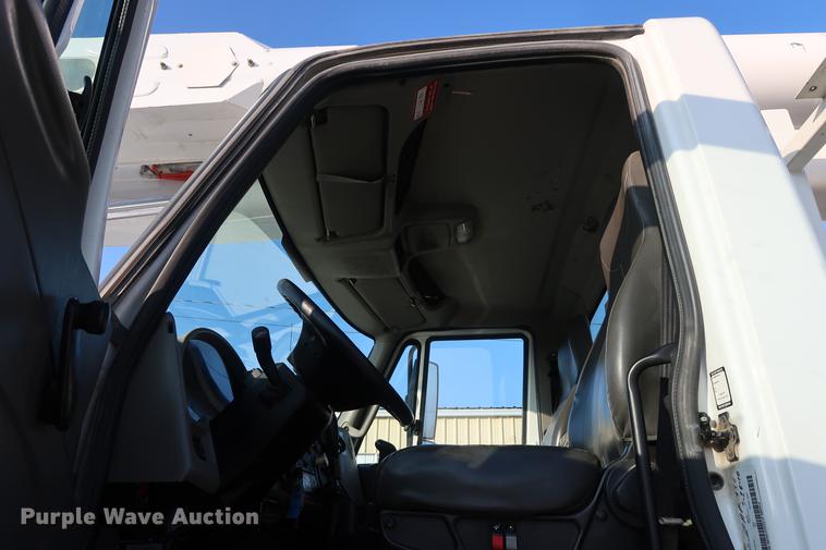 image for item DA6571 2011 International 7400 bucket truck