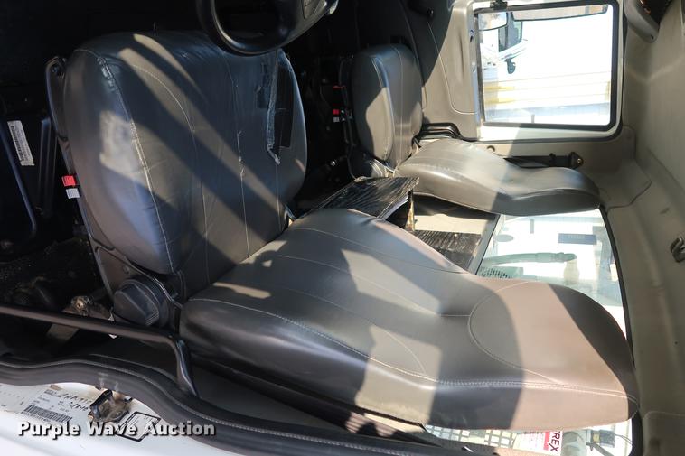 image for item DA6571 2011 International 7400 bucket truck