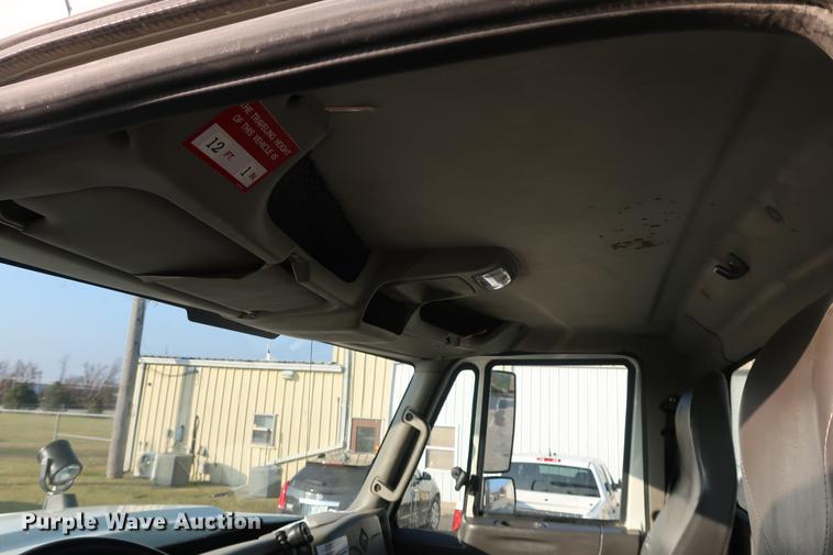 image for item DA6571 2011 International 7400 bucket truck