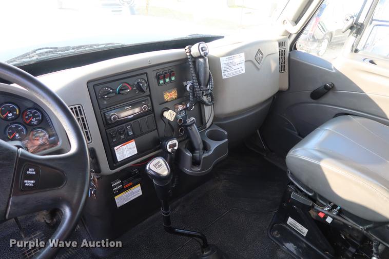 image for item DA6571 2011 International 7400 bucket truck