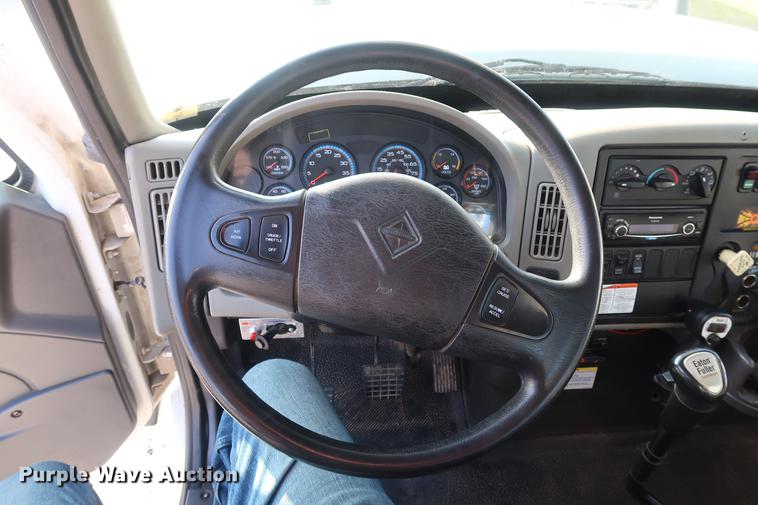 image for item DA6571 2011 International 7400 bucket truck