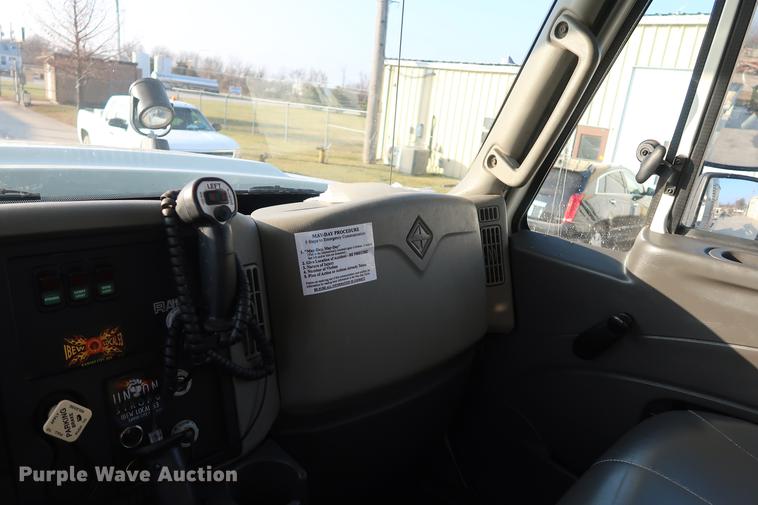 image for item DA6571 2011 International 7400 bucket truck