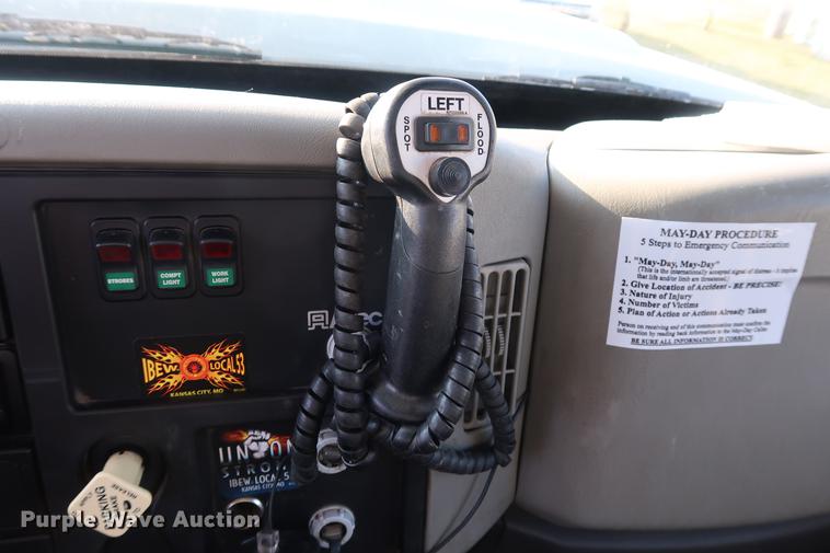 image for item DA6571 2011 International 7400 bucket truck