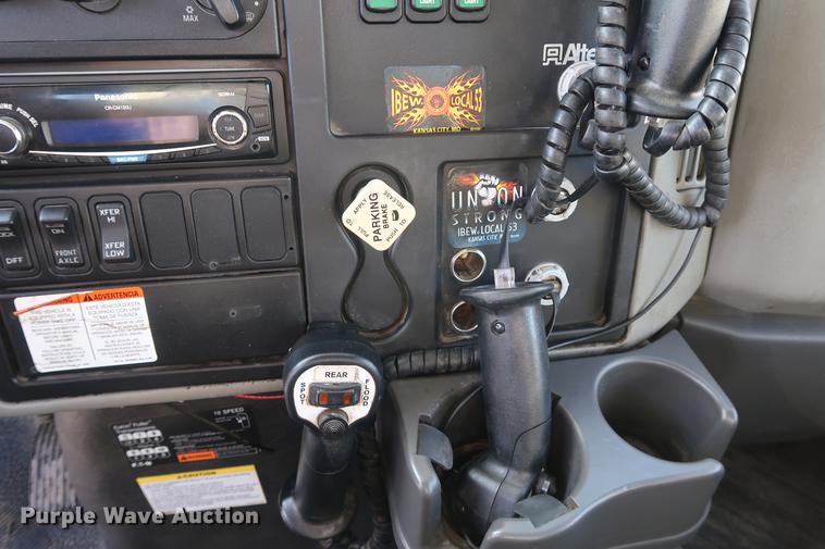 image for item DA6571 2011 International 7400 bucket truck