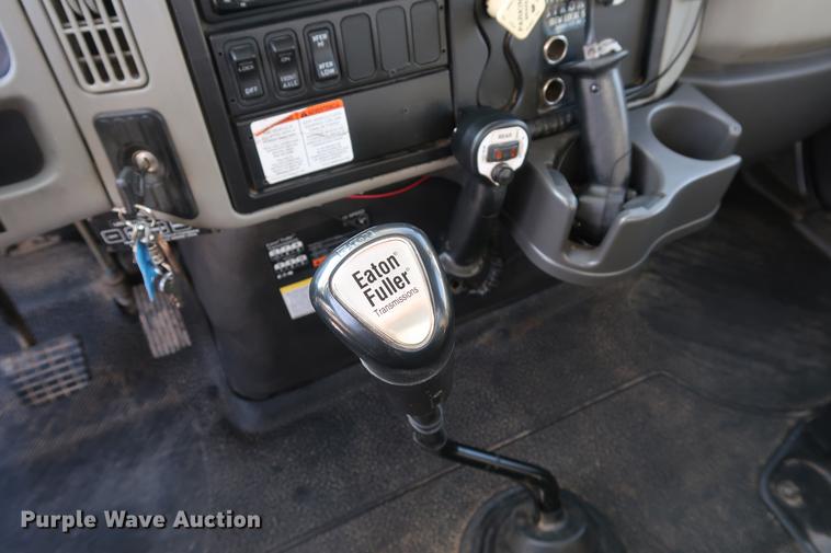 image for item DA6571 2011 International 7400 bucket truck