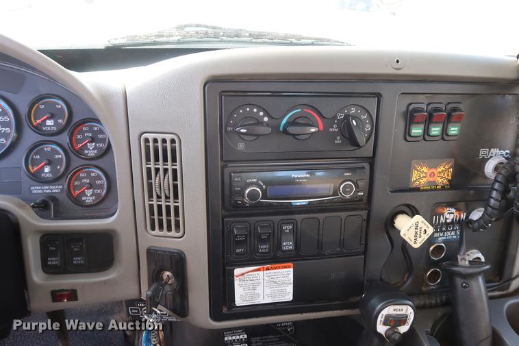 image for item DA6571 2011 International 7400 bucket truck