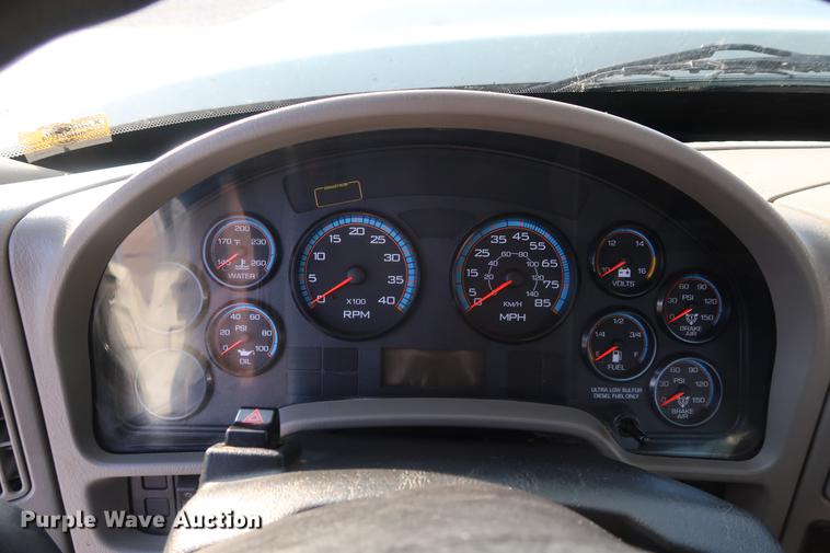 image for item DA6571 2011 International 7400 bucket truck