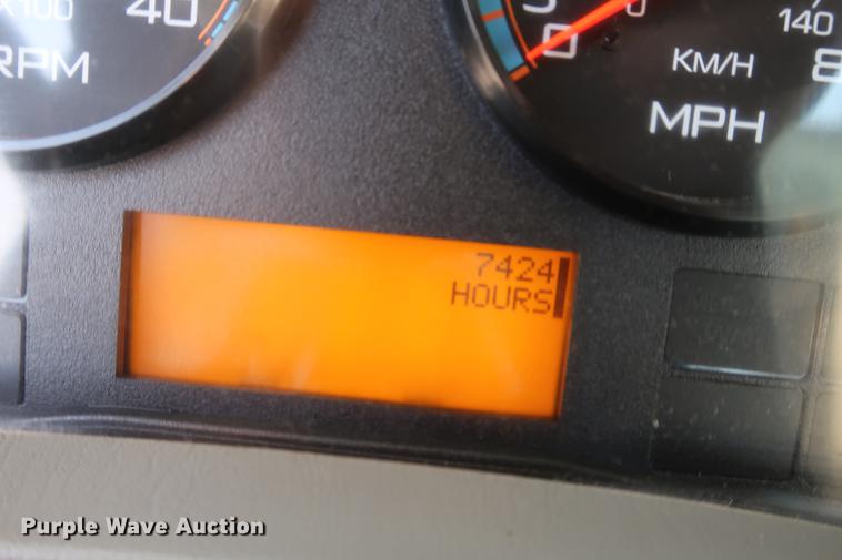 image for item DA6571 2011 International 7400 bucket truck