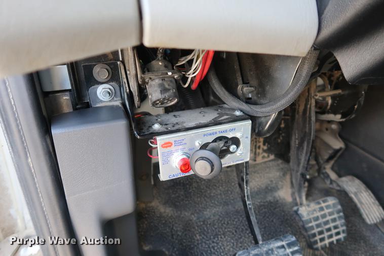 image for item DA6571 2011 International 7400 bucket truck