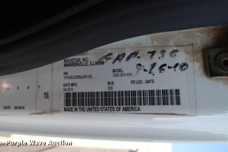 image for item DA6571 2011 International 7400 bucket truck