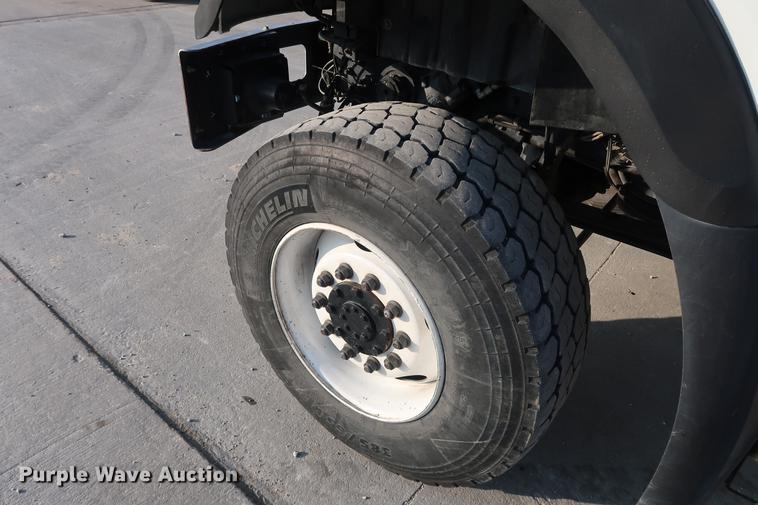 image for item DA6571 2011 International 7400 bucket truck