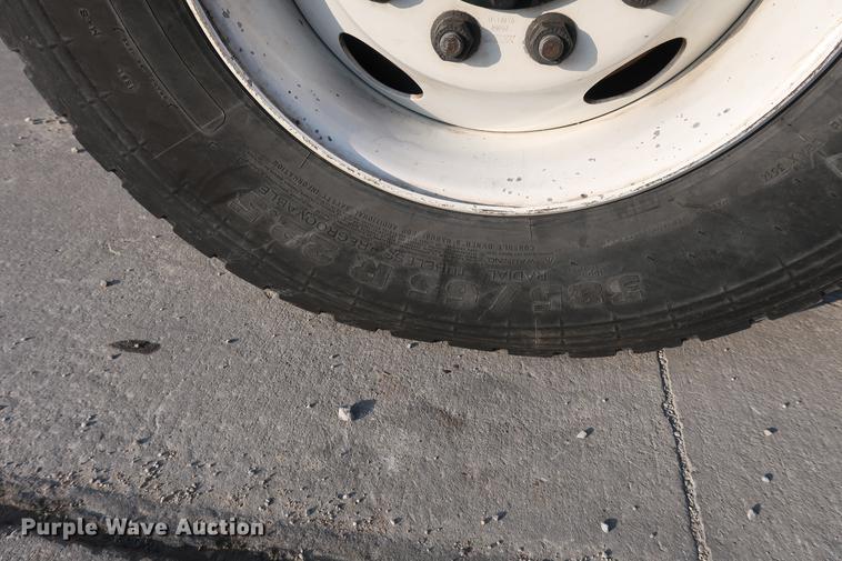 image for item DA6571 2011 International 7400 bucket truck