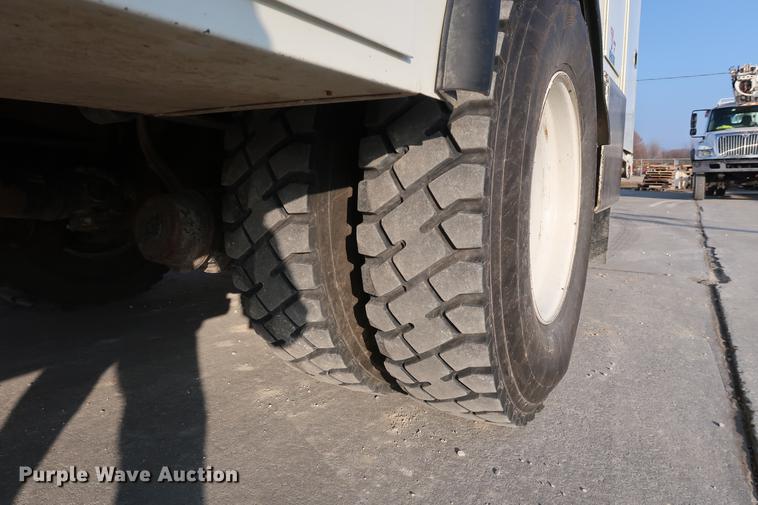 image for item DA6571 2011 International 7400 bucket truck