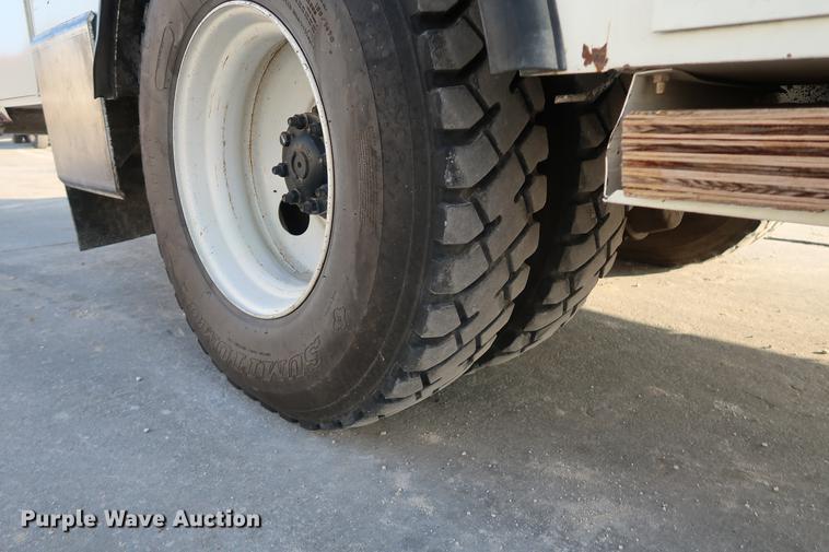 image for item DA6571 2011 International 7400 bucket truck