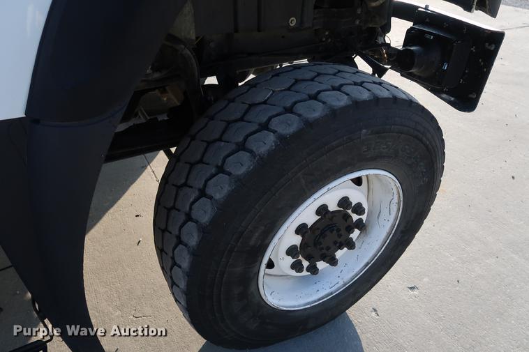 image for item DA6571 2011 International 7400 bucket truck