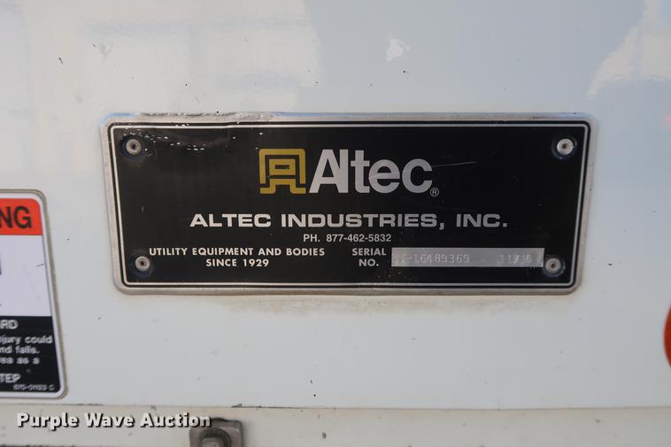 image for item DA6571 2011 International 7400 bucket truck