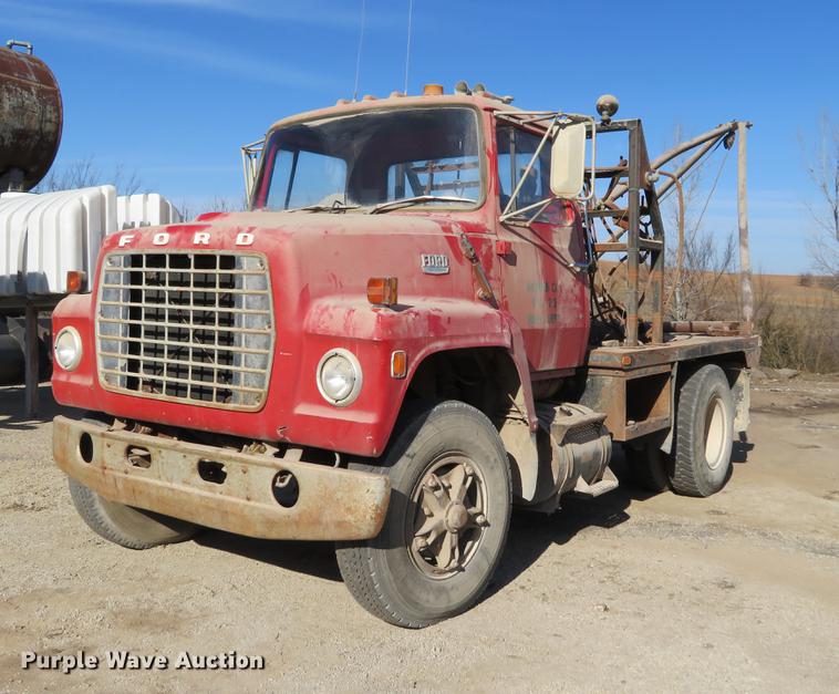 image for item DC0815 1977 Ford 800 flatbed truck