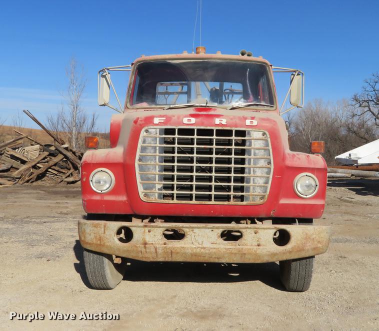 image for item DC0815 1977 Ford 800 flatbed truck