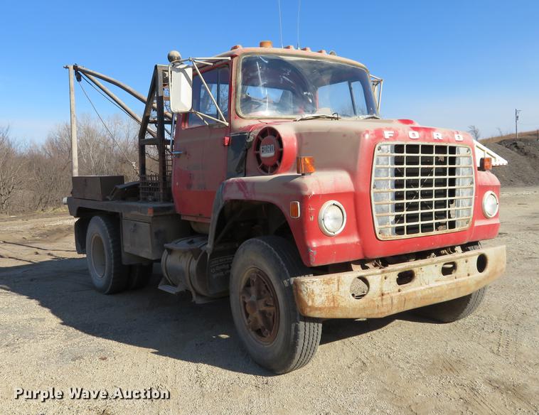 image for item DC0815 1977 Ford 800 flatbed truck