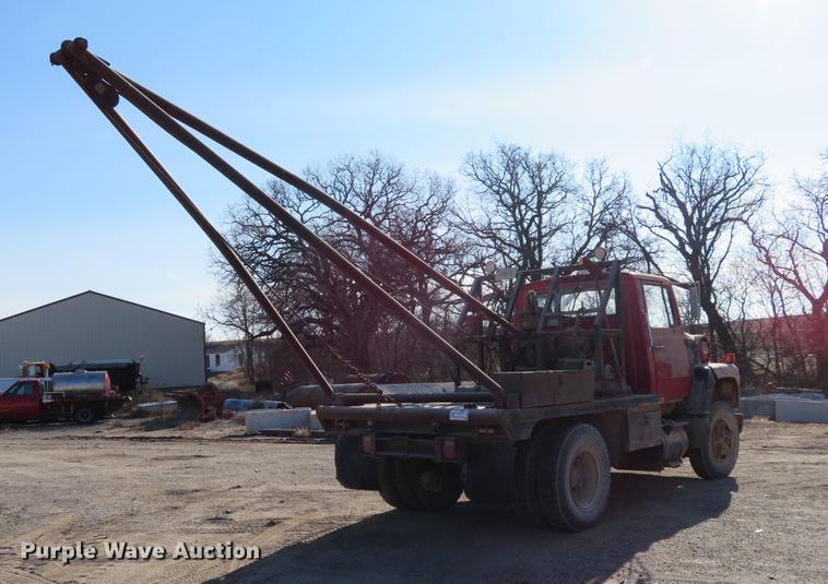 image for item DC0815 1977 Ford 800 flatbed truck