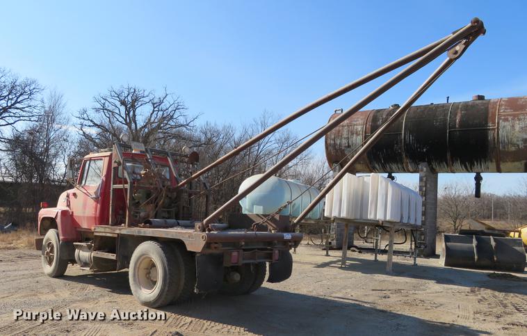 image for item DC0815 1977 Ford 800 flatbed truck