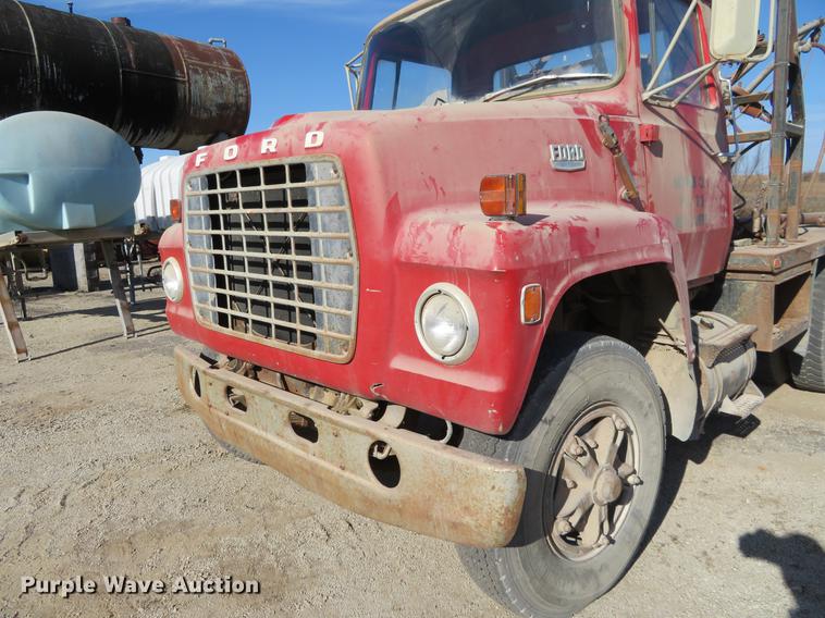 image for item DC0815 1977 Ford 800 flatbed truck