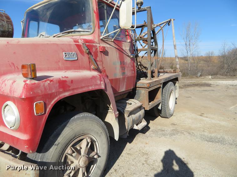 image for item DC0815 1977 Ford 800 flatbed truck