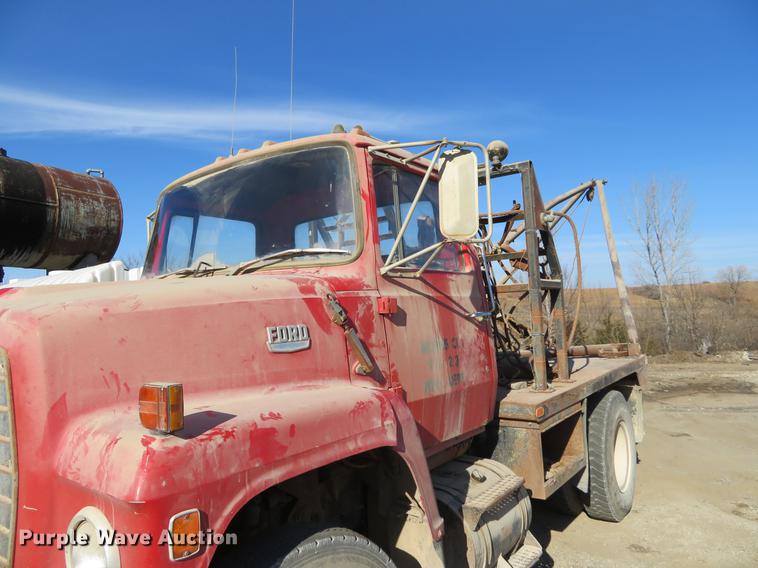 image for item DC0815 1977 Ford 800 flatbed truck