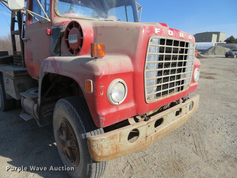 image for item DC0815 1977 Ford 800 flatbed truck