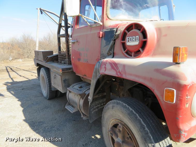 image for item DC0815 1977 Ford 800 flatbed truck