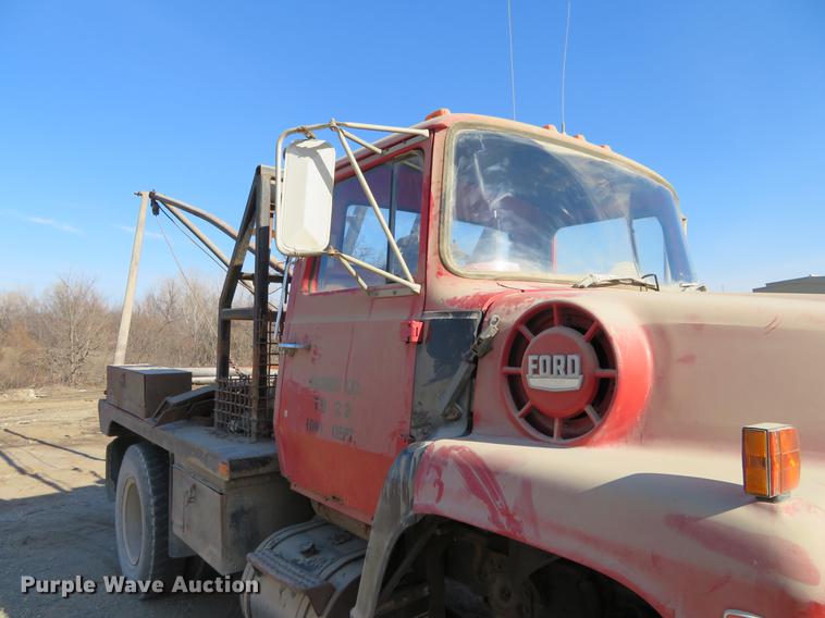 image for item DC0815 1977 Ford 800 flatbed truck