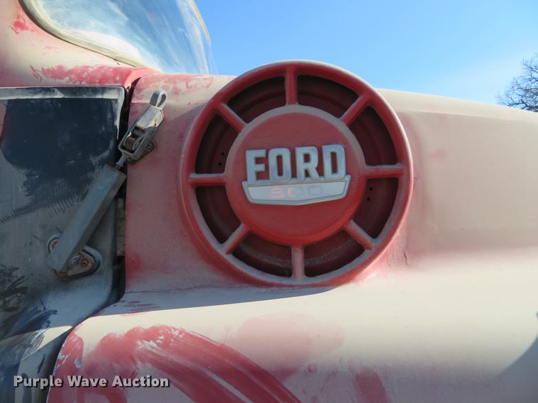 image for item DC0815 1977 Ford 800 flatbed truck