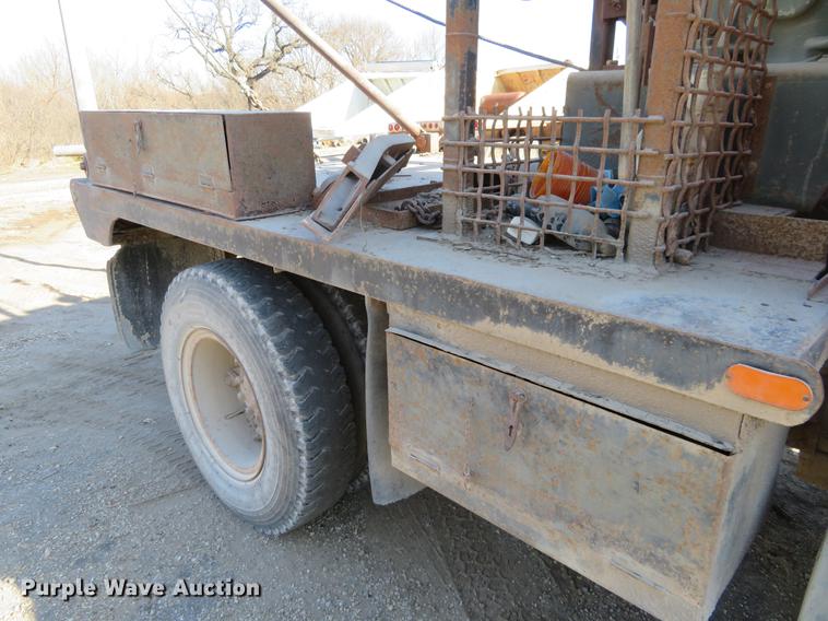 image for item DC0815 1977 Ford 800 flatbed truck