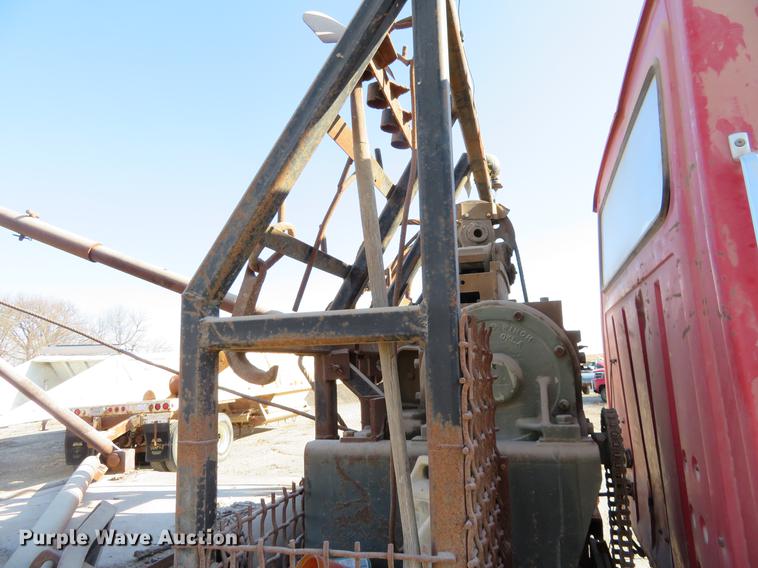 image for item DC0815 1977 Ford 800 flatbed truck