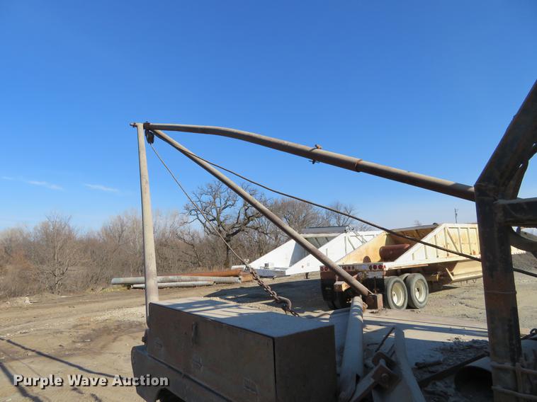 image for item DC0815 1977 Ford 800 flatbed truck