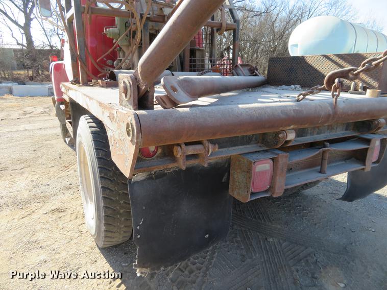 image for item DC0815 1977 Ford 800 flatbed truck