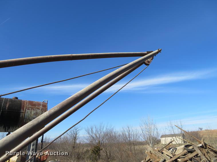 image for item DC0815 1977 Ford 800 flatbed truck