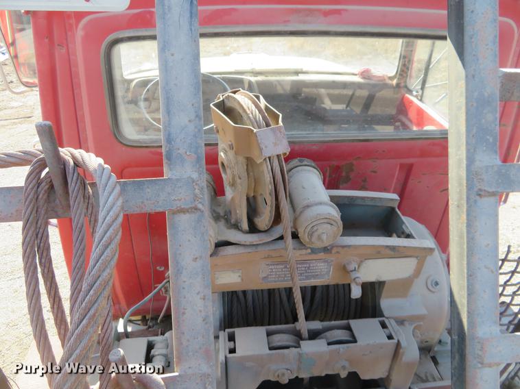 image for item DC0815 1977 Ford 800 flatbed truck