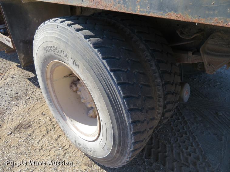 image for item DC0815 1977 Ford 800 flatbed truck