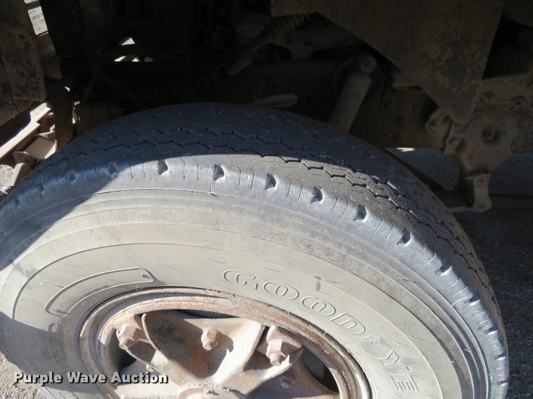 image for item DC0815 1977 Ford 800 flatbed truck